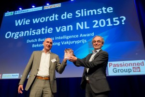 Daan van Beek overhandigt de Dutch BI Award 2015 aan Martin Smeekes   