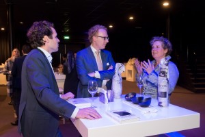 Carl Hörchner (l), Rens de Jong (m) en Marleen Hörchner (r) in gesprek...